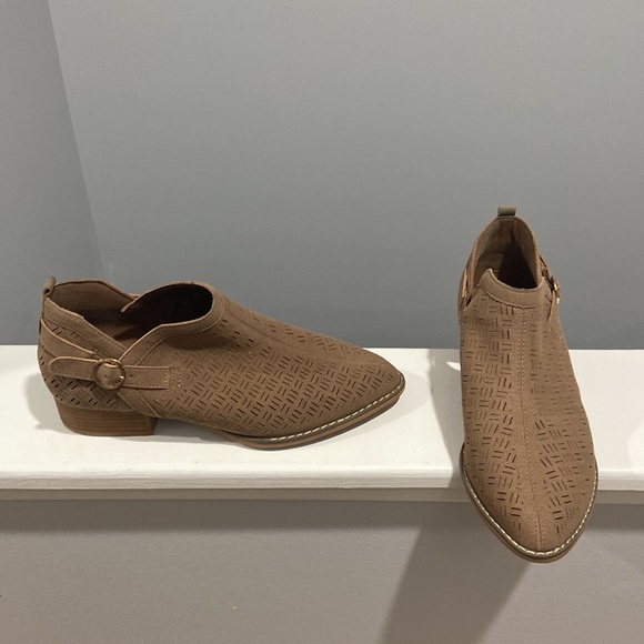 Tan booties pointed toes thick sticking and breathable weaving 10w C est. 1946 - Picture 1 of 14